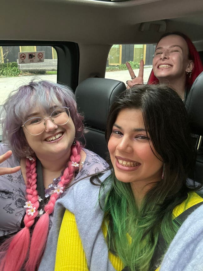 2 creative students looking to buddy up! Main Photo