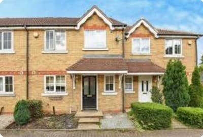 68 Nightingale Shott Main Photo