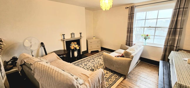 Spacious 1 Bed Apartment by Sandford Park Main Photo