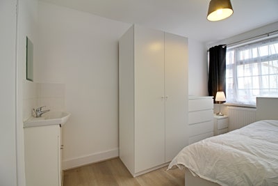 A well Presented Double Room with En Suites  Main Photo