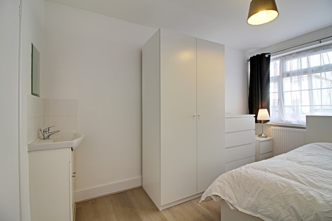 A well Presented Double Room with En Suites  Main Photo