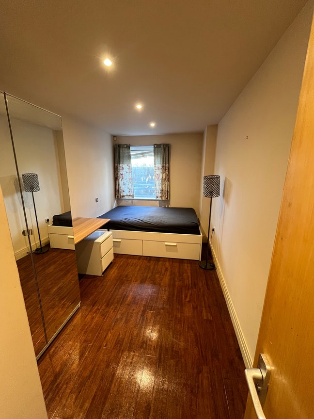 Bright Double Room Canada Water Main Photo