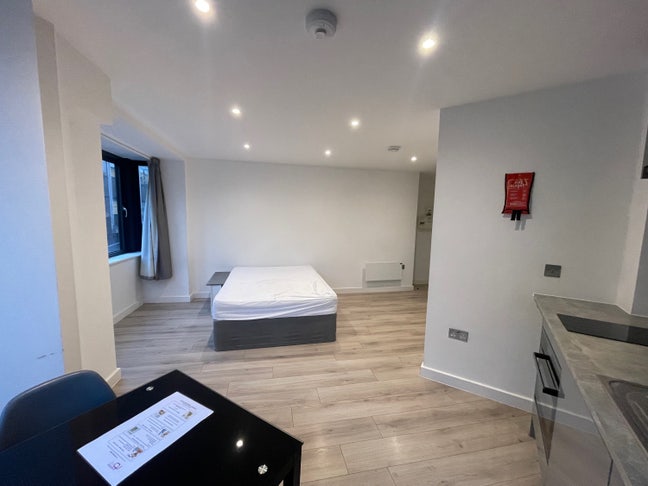 Studio - Newbury Centre - Utility Bills Included Main Photo