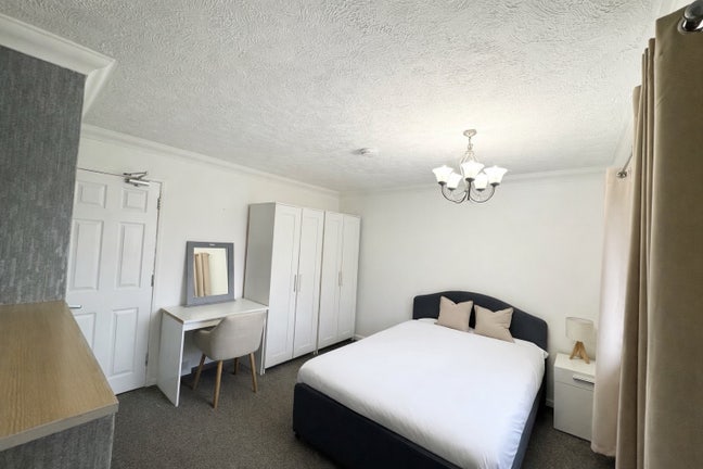 Great location for work and leisure Main Photo