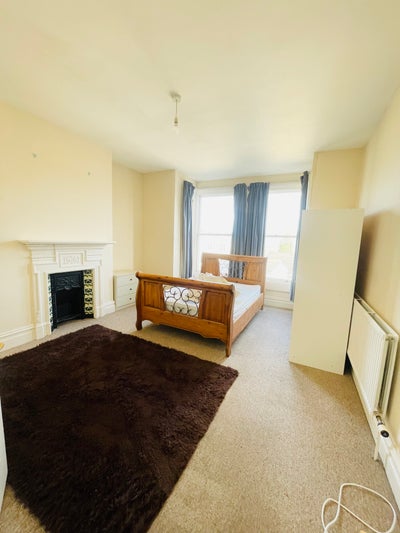    &pound;500/m   Bath  oldfield   -  female  professional preferred Main Photo