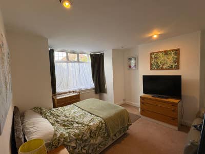 Spacious double room available  Main Photo