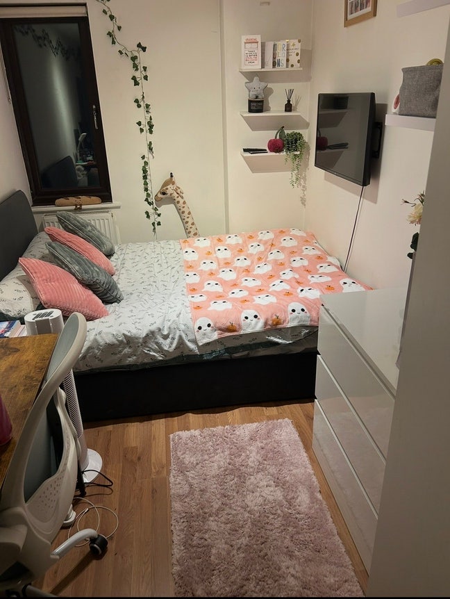 Lovely medium sized first floor bedroom Main Photo
