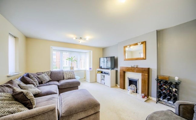 3 Double Bedrooms in Quiet Household Main Photo