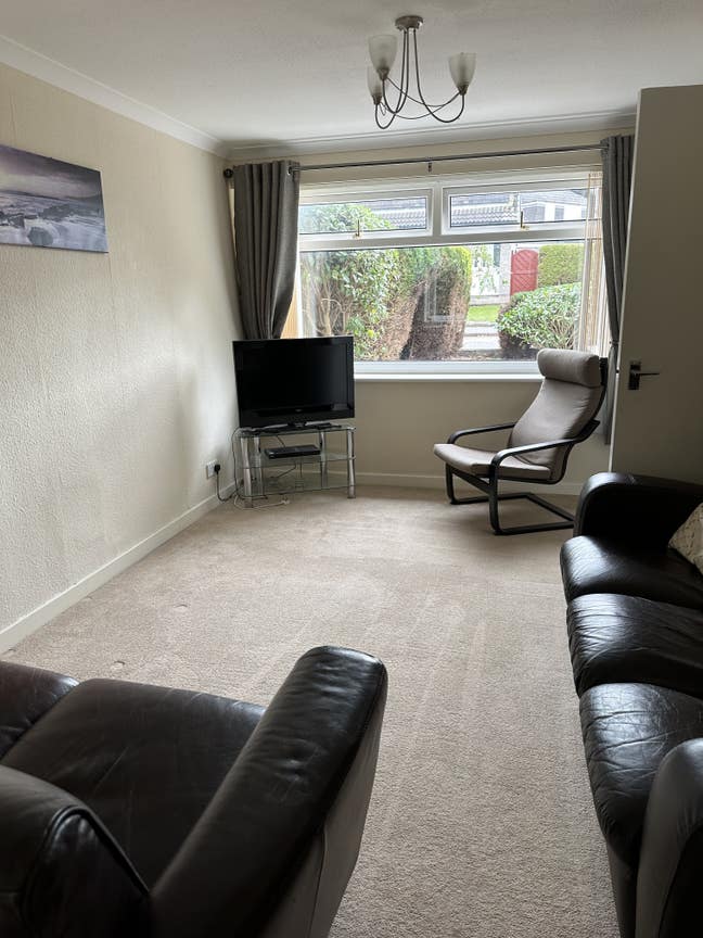 2 bedroom house, 10 mins walk from town. Main Photo