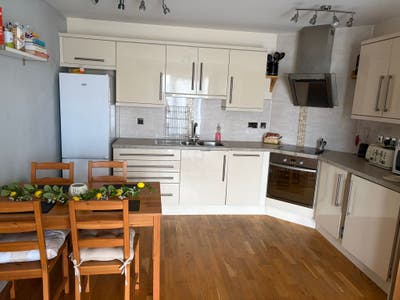 Double room/private bathroom 5 min walk to UHW Main Photo