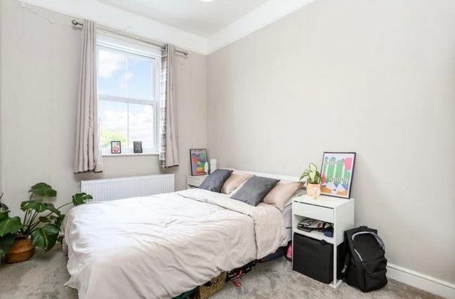 Spacious Double with friendly flatmate  Main Photo