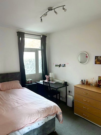 Lovely Bedroom in Brentford Main Photo