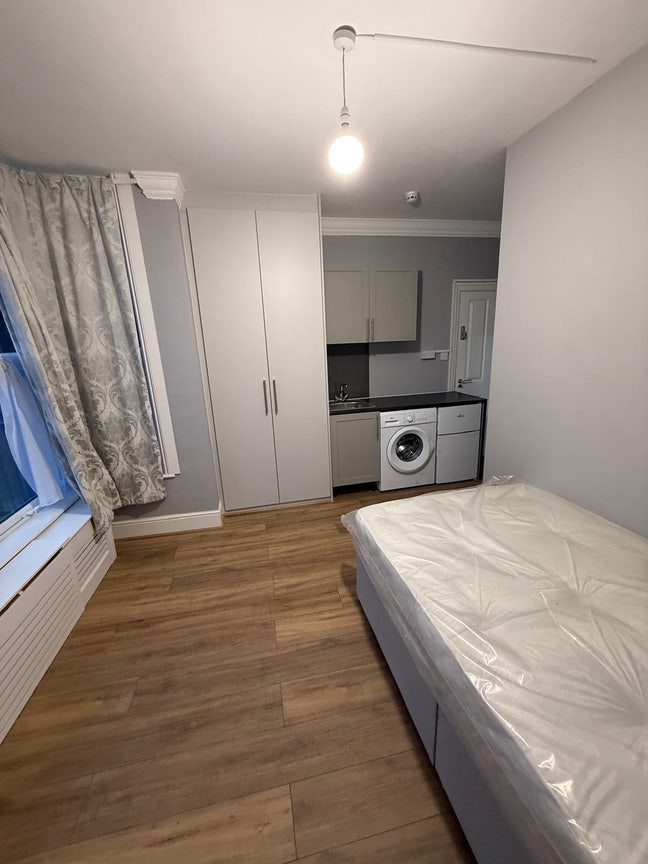 Studio Flat to Rent in Wycombe (HP13) Main Photo