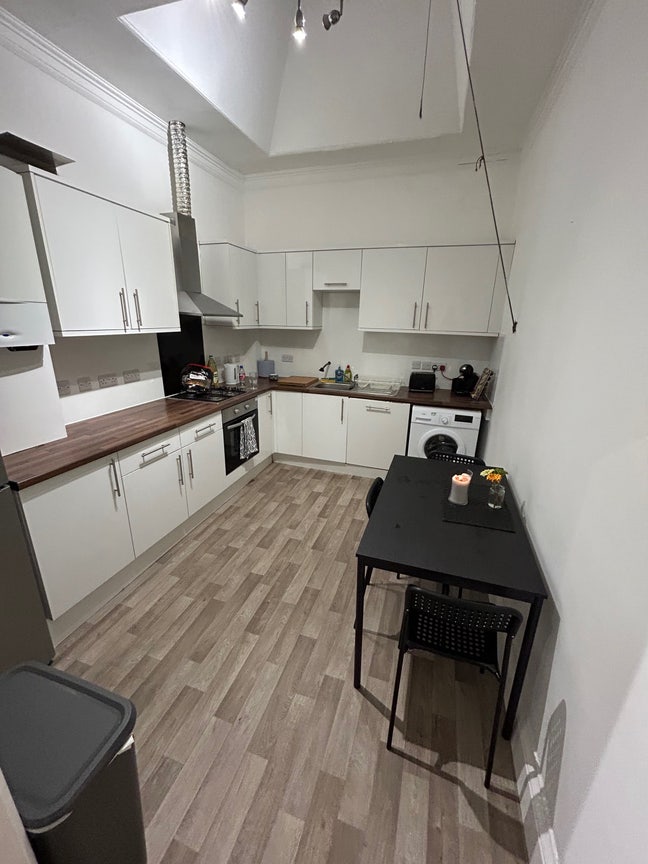 Double room available in 3-bed flat Main Photo