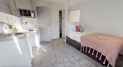 Studio | Kitchenette | Bills Inc | 3min to Tube Main Photo