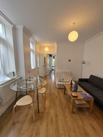 Fabulous Two Bed Apartment  With Private Garden Main Photo