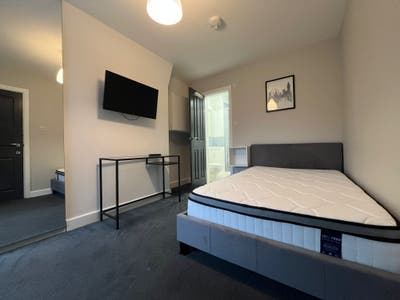 ✨ En-Suite Room Opposite St Helens Hospital Main Photo