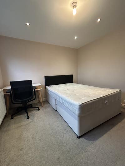 Spacious Room – Just 8 Min Walk to Jubilee Line Main Photo