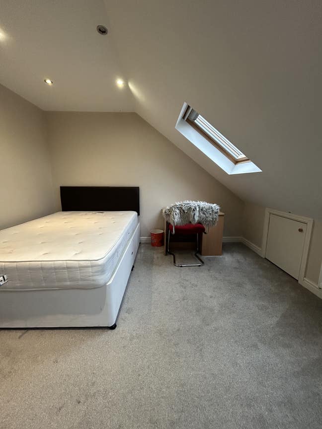 2 Spacious Rooms – Just 8 Min Walk to Jubilee Line Main Photo