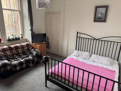 Spacious large bedroom in Tollcross from April Main Photo