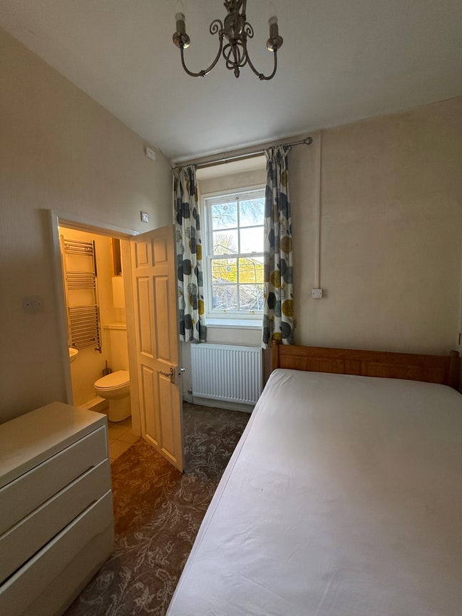 Ensuite Furnished Room in Lancaster Main Photo