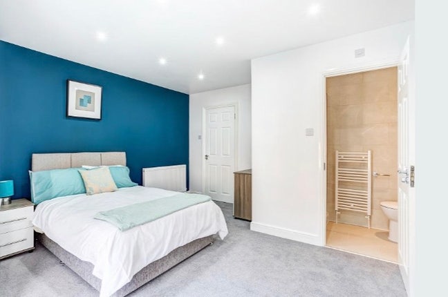 7 Min Walk to 🚂/Double Bed/Smart TV/Spacious Main Photo