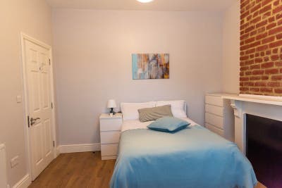 Cosy Large Double Room / Seven Sisters Station Main Photo