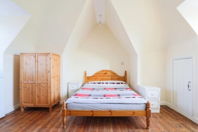 Large Double Room near the Park and Bus Stop Main Photo