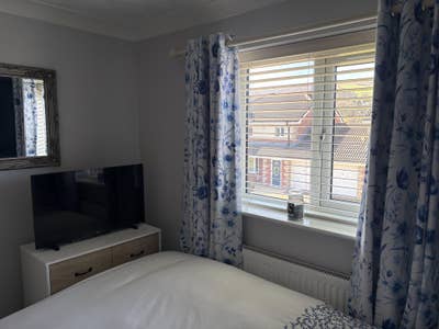 Double room in lovely semi detached house Main Photo