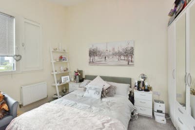 Spacious doublebed to Rent with Bills Main Photo