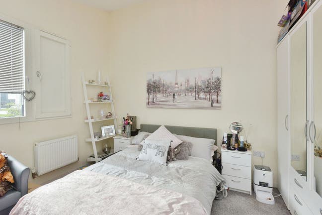 Spacious doublebed to Rent with Bills Main Photo