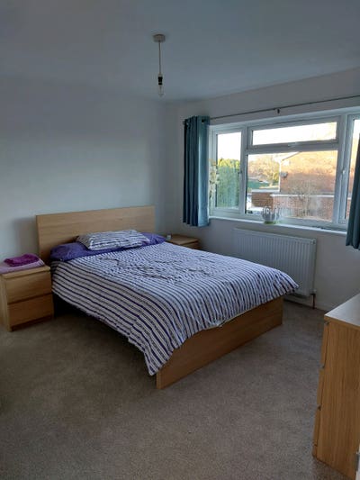 Spacious 2 Dble rooms in a 3 bed semi- quiet area Main Photo