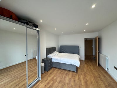 Whole 1-Bed Flat with Big Balcony & Thames Views Main Photo