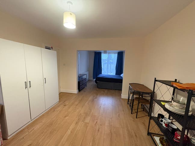 Large Triple Room Maidenhead Main Photo