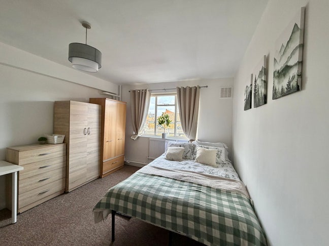 Spacious Rooms In Commercial Road E1 Main Photo