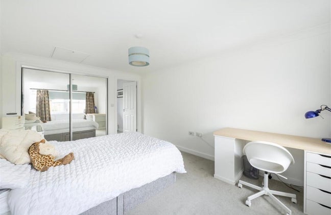 Large room with en-suite Kimpton Main Photo