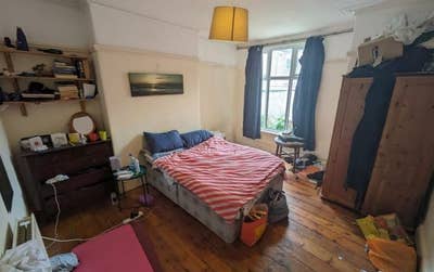 Lovely room in a chill house available  Main Photo