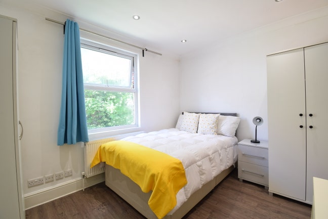 3 Spacious Rooms - Bills Incl - 4 mins to Station Main Photo