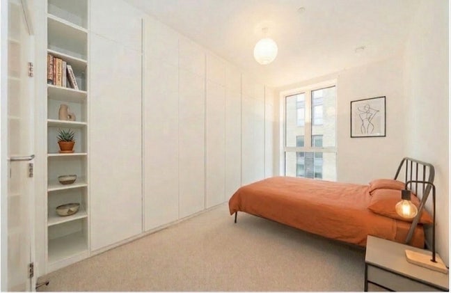 Spacious en suite in 2-bed Battersea flat Main Photo