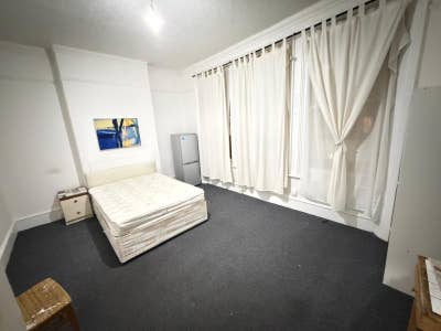 Double large Room for Rent Main Photo