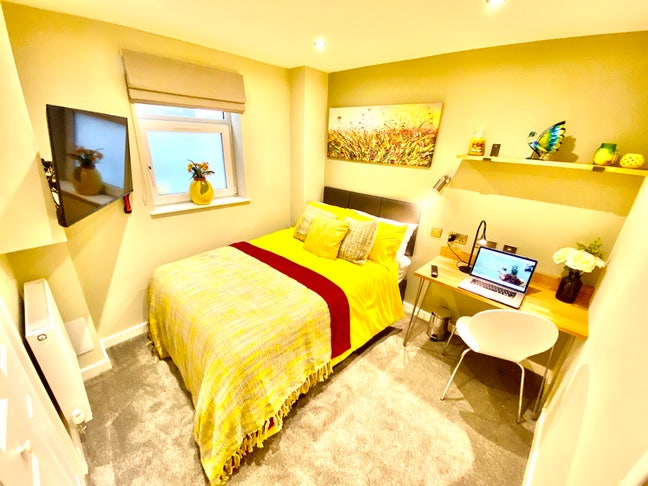 Stunner ☀️ Double Bedroom with En-Suite in Town ❤️ Main Photo