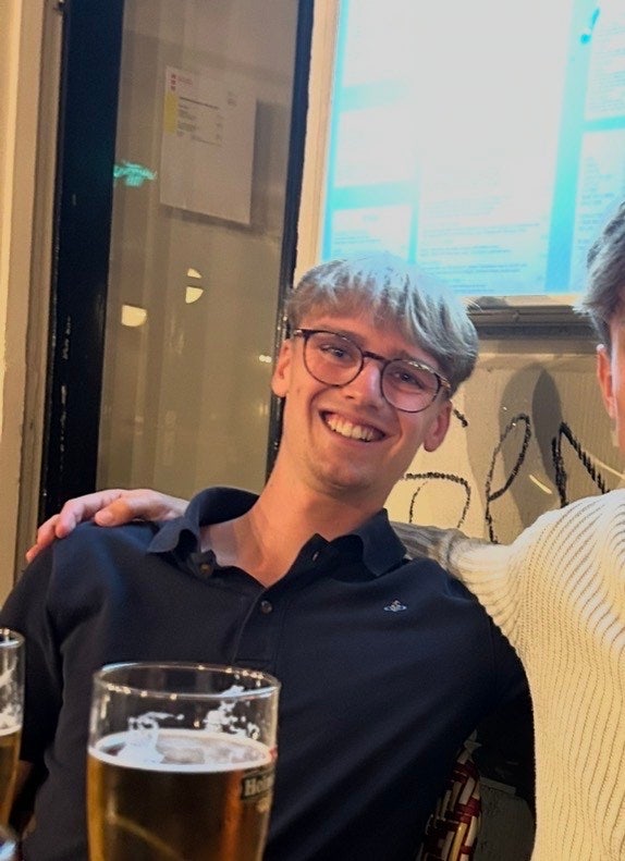 20 y/o professional for room or buddy up Main Photo