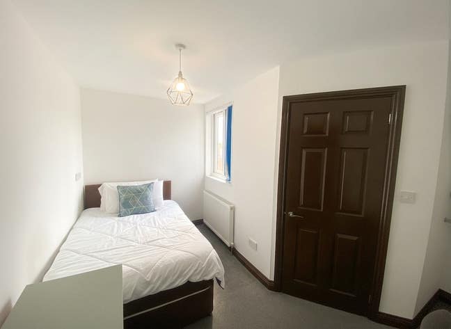 Modern En-suite Rooms in Bolingbroke Road, CV3 Main Photo