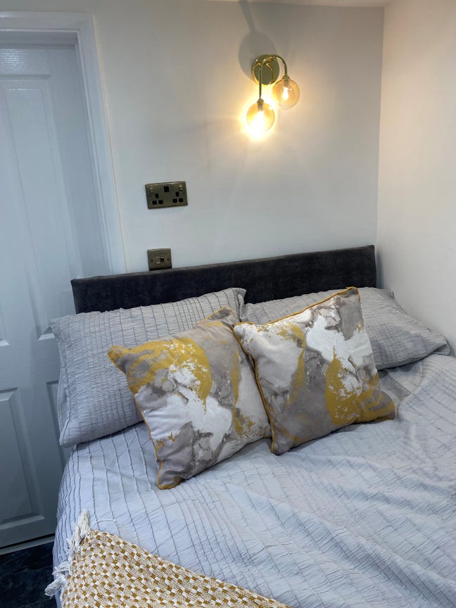 Private access studio flat with free parking space Main Photo