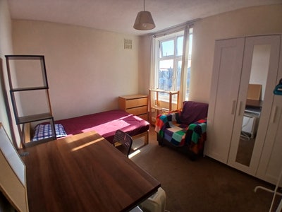 Double Room in a Flat Above Shops/Must Love Cats Main Photo