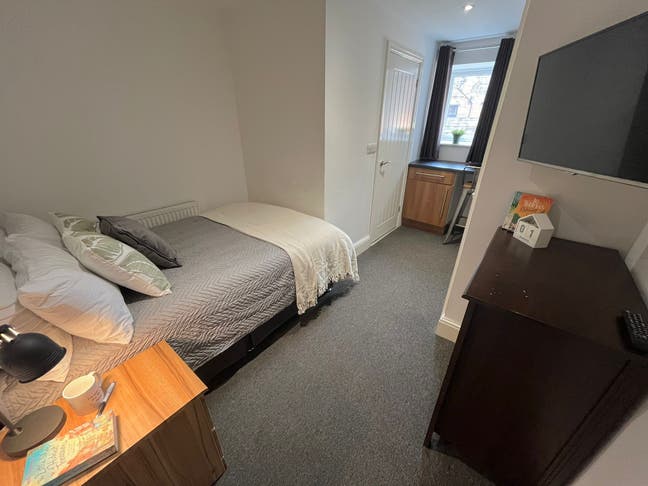 Modern room with kitchenette and en suite Main Photo