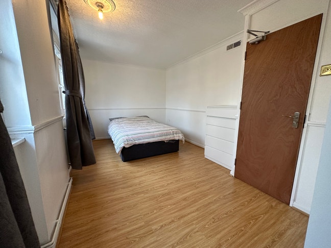 Bright Large Double | 4 Bed Flat in Island Gardens Main Photo