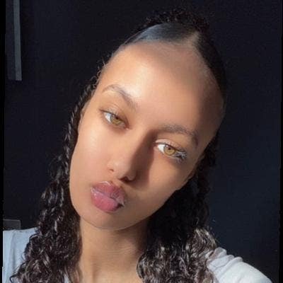 Professional Female seeks a double room Main Photo