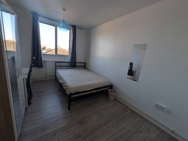 Spacious/Furnished/All Bills Included @ Aldgate  Main Photo