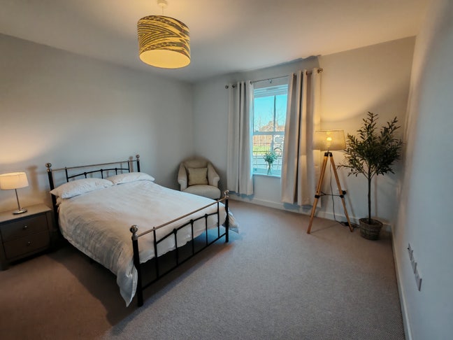 Large ground floor room in new build detached home Main Photo